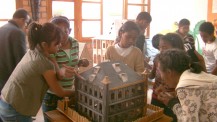 Des élèves de Madagascar construisant une maquette dans le cadre de l'APP-Monde "Honneurs aux arts premiers"  