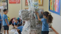 Des élèves de grande section de l'école Voltaire du Caire réalisent une grande sculpture à la manière de Niki de Saint Phalle avec des bouteilles en plastique 