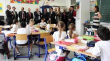 Inauguration de l'École française internationale de Bratislava : visite d'une classe