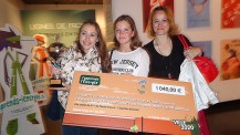 Concours GDF-Suez "Ma ville en 2020" : les déléguées de l'École franco-chypriote (2e prix) avec une représentante de l'AEFE