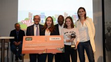 Concours GDF-Suez "Ma ville en 2020" : délégation de l'École franco-chypriote (2e prix) avec l'ambassadeur de Chypre