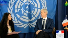 Une jeune journaliste s'entretient avec l'ambassadeur de France au Djibouti à l'occasion de la COP21
