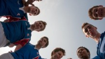 Les bleus en contreplongée, avant un match de la 8e Coupe d’Asie de rugby à 7 des lycées français