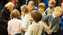 La directrice de l'AEFE avec de jeunes écoliers de Moscou