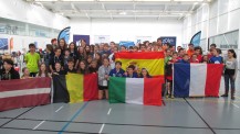Euro de badminton 2016 : photo de groupe avec drapeaux