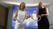 Inauguration des nouveaux locaux de l'AEFE le 4 septembre 2013, coupé de ruban officiel par Hélène Conway-Mouret et Hélène Farnaud-Defromont