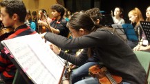 L'orchestre des lycées français du monde en répétition à Madrid (saison 2) : une violoniste annotant sa partition