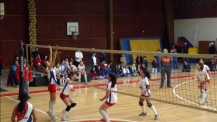 Phase de jeux lors d'une rencontre de volley dames des Jeux inter-alliances 2013