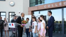 Rentrée 2014 à Bucarest : remise de bouquet au secrétaire d'État