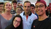 Jeunes reporters francophones aux Jeux olympiques 2016 à Rio : photo-souvenir avec Renaud Lavillenie