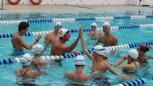 Singapore swim stars : Fabien Gilot entouré des jeunes nageurs du lycée français de Singapour