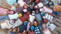 Des élèves du collège français de Tuléar à Madagascar avec les masques qu'ils ont fabriqués dans le cadre de l'APP-Monde "Honneurs aux arts premiers"