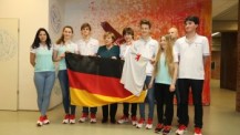 Visite d'Angela Merkel au Lycée français de Berlin : photo avec l'équipe des "JIJ"