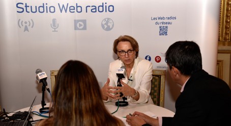 Photo : Anne-Marie Descôtes au micro de la Web radio
