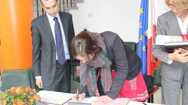 La première volontaire signant son engagement (2010)